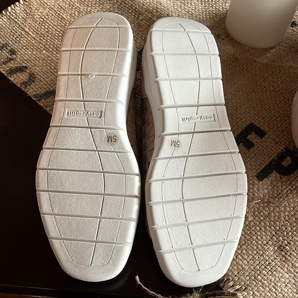 Easy Spirit tan woven flat Size 5 - Picture 3 of 7